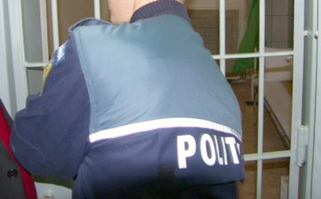Recidivistul fără carnet care a dat cu maşina într-un imobil a fost arestat
